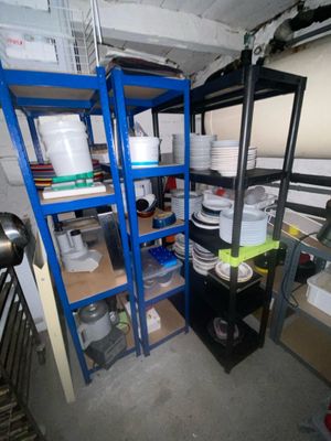 Lot de vaisselle et étagères Vente à l'Hôtel des ventes - 26…