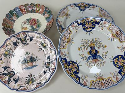 trois assiettes à motifs différents posées sur une table