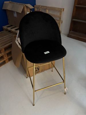 une chaise noire qui se trouve dans une pièce