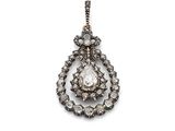 un pendentif ancien en diamant avec une pierre centrale en forme de larme