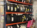 de nombreux pneus sur les étagères du garage