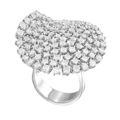 gros plan d'une bague en diamant sur fond blanc
