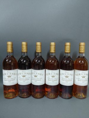 six bouteilles de vin sont alignées dans une rangée