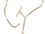 Gros plan sur un collier orné d'une croix