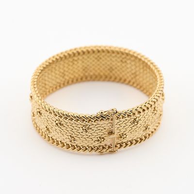 un bracelet en or avec un motif tressé et un fermoir