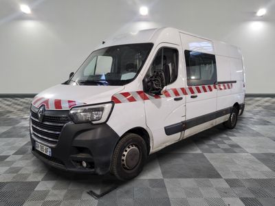 une photo d'une camionnette blanche à rayures rouges et blanches