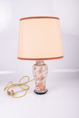 une photo d'une lampe de table munie d'un abat-jour
