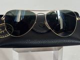 Lunettes de soleil Ray-Ban Aviator à monture dorée et verres noirs