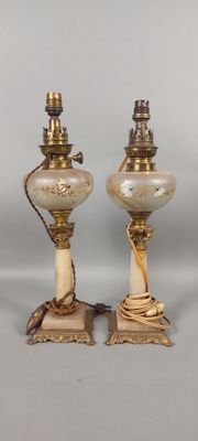 paire de lampes anciennes sur des socles en marbre, rehaussées de touches dorées