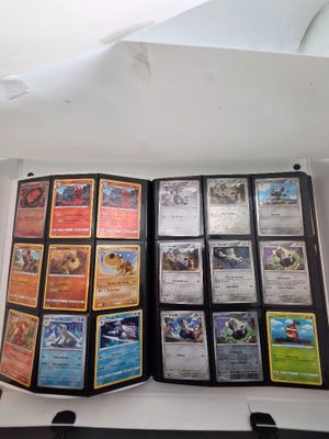 une photo montrant un assortiment de cartes Pokémon dans une boîte