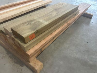 deux morceaux de bois sont empilés l'un sur l'autre dans un entrepôt