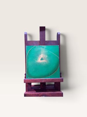 tableau posé sur un chevalet en bois sur lequel est représentée une peinture verte et violette