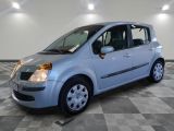 la photo d'une petite voiture bleue garée dans un garage