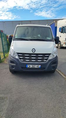 une camionnette blanche garée dans un parking