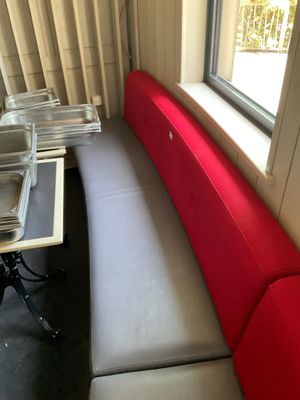 une table sur laquelle est posé un plateau de nourriture, près d'une fenêtre