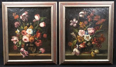 deux tableaux représentant des fleurs dans un vase sur fond noir