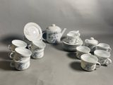 un grand nombre de tasses et de soucoupes sur une table