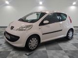 la photo d'une petite voiture blanche garée dans un garage