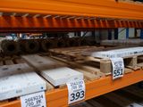 de nombreuses piles de bois sur les étagères de l'entrepôt