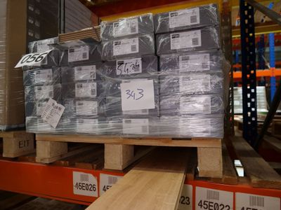 une grande pile de boîtes sur une palette dans un entrepôt