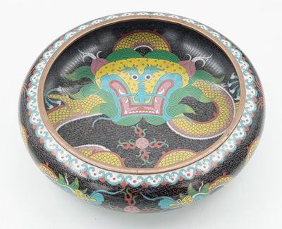 une boîte noire et dorée ornée d'un motif de dragon