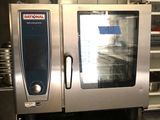 un grand four professionnel installé dans une cuisine