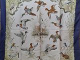 une photo d'une nappe bleue et blanche ornée d'oiseaux