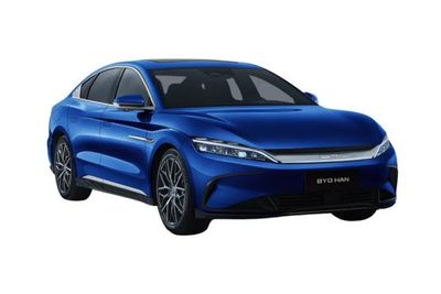 une voiture bleue sur fond blanc, avec un fond blanc