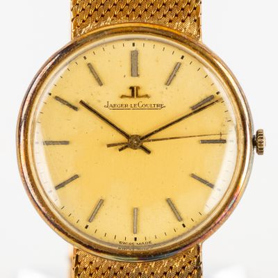 gros plan d'une montre sur une surface blanche