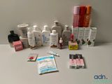 de nombreux types de produits de soins de la peau sur la table