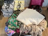 un panier rempli d'objets posé par terre