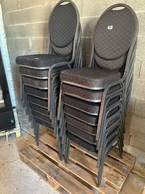 quatre chaises posées sur une palette près d'une porte