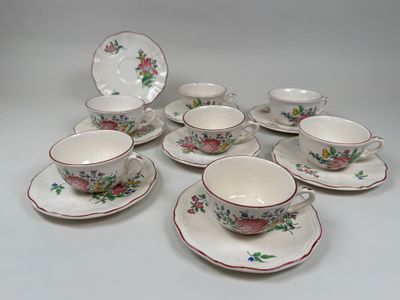 un groupe de tasses et de soucoupes posées sur une table