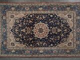 un tapis bleu et rouge à motifs de médaillons