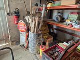 une pièce où les étagères sont remplies d'outils