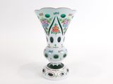 un vase blanc orné de fleurs vertes et roses