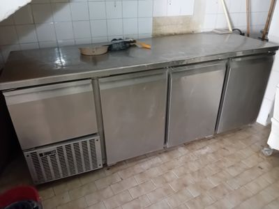 une photo d'une cuisine avec un plan de travail en inox