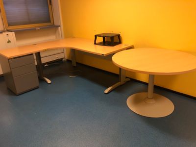 un bureau et une chaise dans une pièce aux murs jaunes