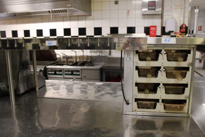 une cuisine avec beaucoup de casseroles et de poêles sur le comptoir