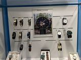de nombreuses montres exposées dans une vitrine