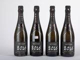 trois bouteilles de vin sont alignées sur une table