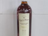 une bouteille de vin posée sur une table