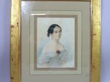 une vieille photo d'une femme en robe blanche dans un cadre doré