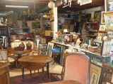 une pièce remplie de meubles anciens et d'objets d'antiquité