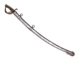 une vieille épée avec un manche en bois sur fond blanc