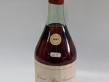 une bouteille de vin posée sur une table