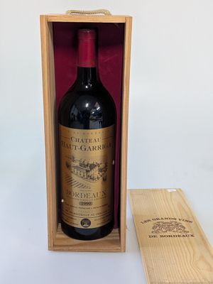 une boîte en bois avec une bouteille de vin à l'intérieur