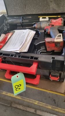 une boîte à outils contenant des outils, posée sur le sol