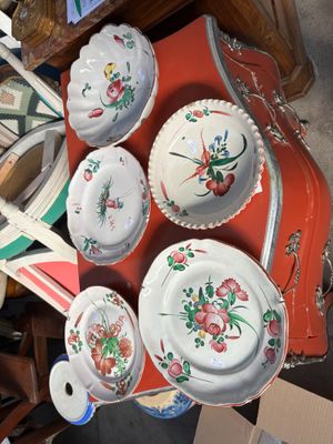 de nombreuses assiettes et bols posés sur une table recouverte d'une nappe rouge