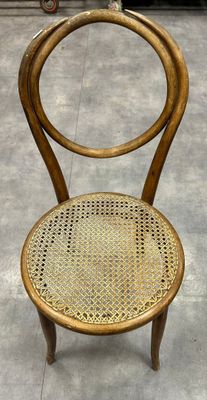 une chaise en bois dont l'assise est en osier